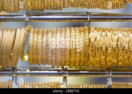 Emirati Arabi Uniti, Dubai, braccialetti d'oro in vendita nel suq dell'oro, "Deira". Foto Stock