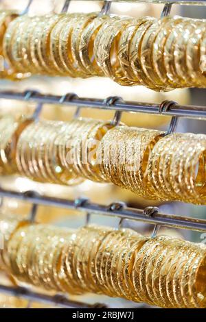 Emirati Arabi Uniti, Dubai, braccialetti d'oro in vendita nel suq dell'oro, "Deira". Foto Stock