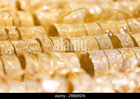 Emirati Arabi Uniti, Dubai, braccialetti d'oro in vendita nel suq dell'oro, "Deira". Foto Stock