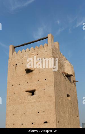 Emirati Arabi Uniti, Dubai, la 'Torre di Guardia di al Shandagah' costruita nel 1939, vicino all'Heritage Village. Foto Stock