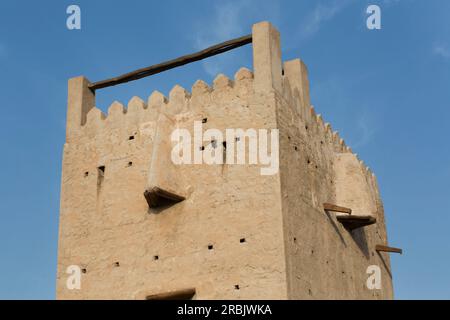 Emirati Arabi Uniti, Dubai, la 'Torre di Guardia di al Shandagah' costruita nel 1939, vicino all'Heritage Village. Foto Stock