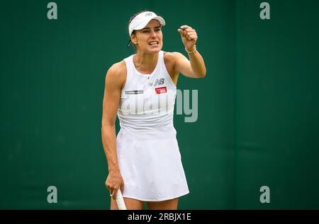 Sorana Cirstea della Romania in azione durante il terzo turno dei Campionati di Wimbledon 2023 l'8 luglio 2023 all'All England Lawn Tennis & Croquet Club di Wimbledon, in Inghilterra Foto Stock