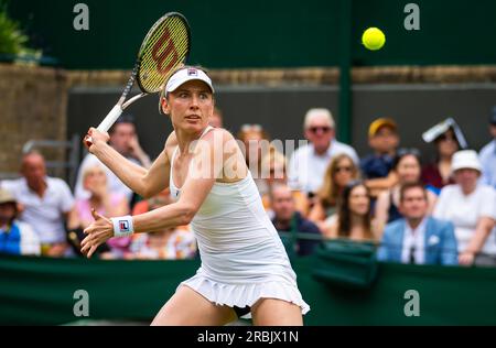 Ekaterina Alexandrova della Russia in azione durante il terzo turno dei Campionati di Wimbledon 2023 l'8 luglio 2023 all'All England Lawn Tennis & Croquet Club di Wimbledon, in Inghilterra Foto Stock