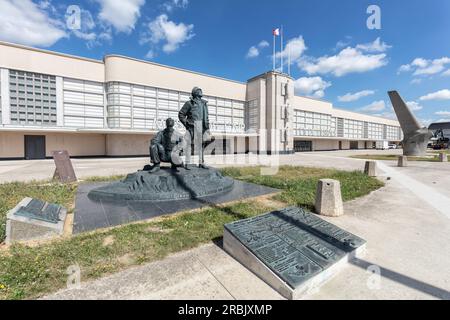 Memorial du Regiment Normandie Niemen di Victor Pasenko e Vladimir Sourovtsev, all'esterno del Museo aerospaziale, aeroporto Paris le Bourget, Parigi, Francia Foto Stock