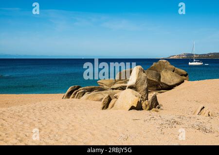 Spiaggia sabbiosa e rocce granitiche, Plage de Erbaju, vicino a Sartène, costa sud, dipartimento Corse-du-Sud, Corsica, Mar Mediterraneo, Francia Foto Stock