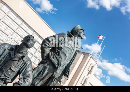 Memorial du Regiment Normandie Niemen di Victor Pasenko e Vladimir Sourovtsev, all'esterno del Museo aerospaziale, aeroporto Paris le Bourget, Parigi, Francia Foto Stock