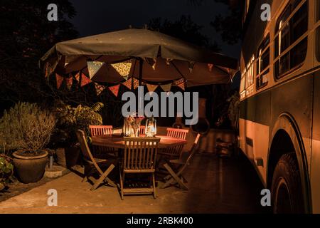 Il Brandy Bus è un vecchio scuolabus che è stato trasformato in una casa accogliente e distinta per brevi soggiorni. Nascosto nel tranquillo e bellissimo sobborgo Foto Stock