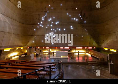 Interno della chiesa di Saint-Pierre (San Pietro) dell'architetto svizzero/francese le Corbusier. Il comune di Firminy, Loira, Francia. Foto Stock