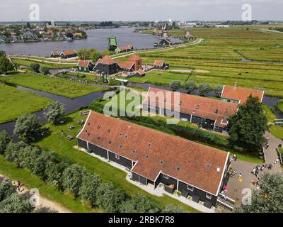 Vista dai droni ai mulini a vento di Zaanse Schans vicino ad Amsterdam in Olanda Foto Stock