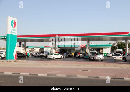 Emirati Arabi Uniti, Dubai, stazione di rifornimento ADNOC al cancello di Ibn battuta. Foto Stock