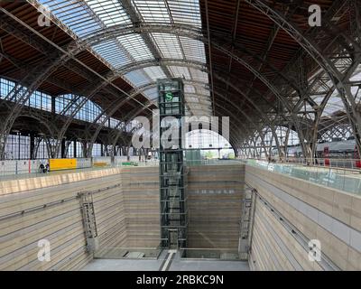 Ingresso ai treni della metropolitana alla stazione ferroviaria principale di Lipsia Foto Stock