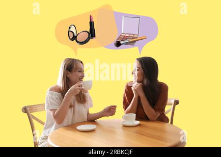 Giovani donne che parlano di trucco a tavola su sfondo giallo. Illustrazione del dialogo. Bollicine vocali con cosmetici decorativi Foto Stock