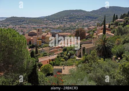 Vista della città di Hyères da Villa Noailles, Var, Provence-Alpes-Côte d'Azur, Francia Foto Stock