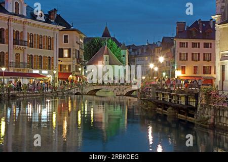 Pont Perriere sul fiume le Thiou, sullo sfondo il Palais de l'Isle, Annecy, alta Savoia, Alvernia-Rodano-Alpes, Francia Foto Stock