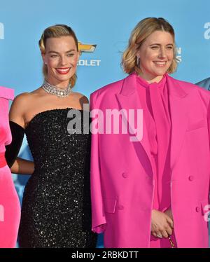 Los Angeles, Stati Uniti. 9 luglio 2023. Il membro del cast Margot Robbie (L) e Greta Gerwig assistono alla prima del film commedia romantica "Barbie" al Shrine Auditorium domenica 9 luglio 2023. Storia: Barbie soffre di una crisi che la porta a mettere in discussione il suo mondo e la sua esistenza. Foto di Jim Ruymen/UPI credito: UPI/Alamy Live News Foto Stock