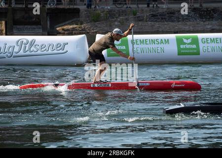 Bastian GRIMM (Alster Canoe Club) azione, stand up paddle maschile, gare di canoa il 9 luglio 2023 a Duisburg/Germania. La finale 2023 Reno-Ruhr dal 06,07 al 09.07.2023 Foto Stock