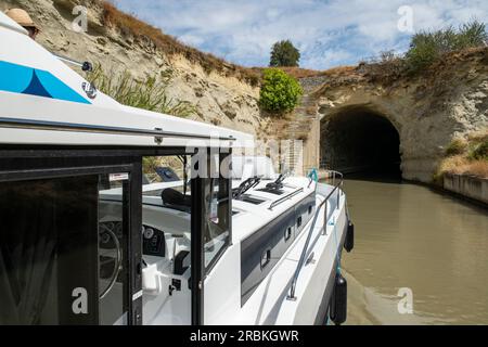 Una casa galleggiante le Boat Horizon 5 si avvicina al tunnel dell'acqua sul Canal du Midi, le Malpas, Hérault, Francia, Europa Foto Stock