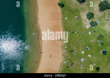 Vista aerea delle persone che si rilassano sulla spiaggia e sul prato da Badsee, Niedernberg, Spessart-Mainland, Baviera, Germania, Europa Foto Stock