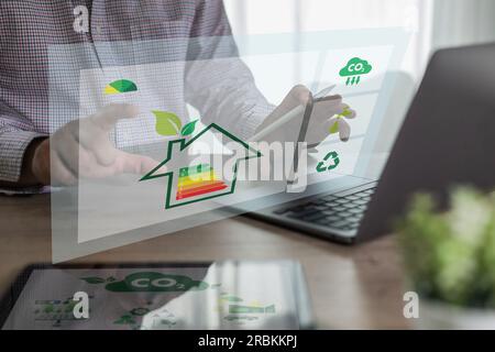 App mobile per l'efficienza energetica sullo schermo diagramma di risparmio energetico calcolo dell'economia dei costi settore economico su concetto di computer ecologia sostenibile Foto Stock