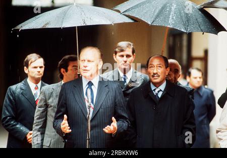 FOTO DI ARCHIVIO: L'ex presidente degli Stati Uniti Gerald FORD avrebbe compiuto 110 anni il 14 luglio 2023, Gerald FORD, USA, presidente degli Stati Uniti (a sinistra), Il Presidente degli Stati Uniti, fa una dichiarazione sotto la pioggia, accanto a lui il Presidente egiziano Anwar come al el SADAT, entrambi in piedi sotto ombrelli, formato paesaggistico, alla conferenza del vertice della NATO a Bruxelles, il 15 ottobre 1975. ?SVEN SIMON#Prinzess-Luise-Strasse 41#45479 M uelheim/ R uhr Tel.: 0208/9413250#fax.: 0208/9413260 conto 244 293 433 P ostbank e ssen BLZ 360 100 43 www.svensimon.net. Foto Stock