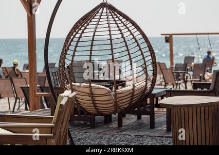 La stagione turistica è in pieno svolgimento. Giornate di sole, acqua calda nel mare. Ma non ci sono quasi turisti Foto Stock