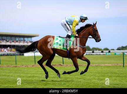 Luisa Casati, guidata dal fantino Richard Kingscote, si posiziona davanti al bet365 Lancashire Oaks durante il bet365 Old Newton Cup Day of the Old Newton Cup Festival 2023 all'ippodromo di Haydock Park, Merseyside. Data foto: Sabato 8 luglio 2023. Foto Stock