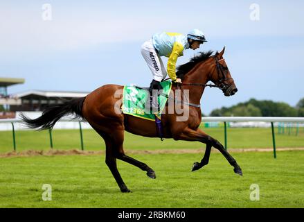 Luisa Casati, guidata dal fantino Richard Kingscote, si posiziona davanti al bet365 Lancashire Oaks durante il bet365 Old Newton Cup Day of the Old Newton Cup Festival 2023 all'ippodromo di Haydock Park, Merseyside. Data foto: Sabato 8 luglio 2023. Foto Stock