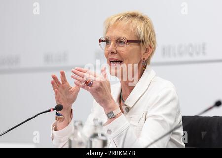 Bruxelles, Belgio. 10 luglio 2023. Ministro delle pensioni, dell'integrazione sociale, delle persone con disabilità e della lotta contro la povertà, Karine Lalieux è stata fotografata durante una conferenza stampa dopo che è stato trovato un accordo nel governo federale su una riforma pensionistica, a Bruxelles, lunedì 10 luglio 2023. Il governo centrale ha concordato un pacchetto di misure pensionistiche "per migliorare la sostenibilità finanziaria del sistema pensionistico” dopo una notte di negoziati. BELGA PHOTO JAMES ARTHUR GEKIERE Credit: Belga News Agency/Alamy Live News Foto Stock