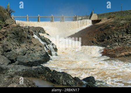 Horseshoe Dam, dopo forti piogge, viene aperta la diga di Horseshoe Reservoir e l'acqua viene rilasciata nel fiume Verde, USA, Arizona, Scottsdale Foto Stock