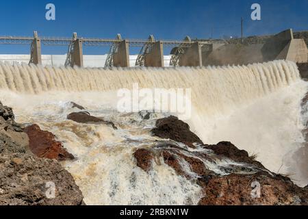 Horseshoe Dam, dopo forti piogge, viene aperta la diga di Horseshoe Reservoir e l'acqua viene rilasciata nel fiume Verde, USA, Arizona, Scottsdale Foto Stock