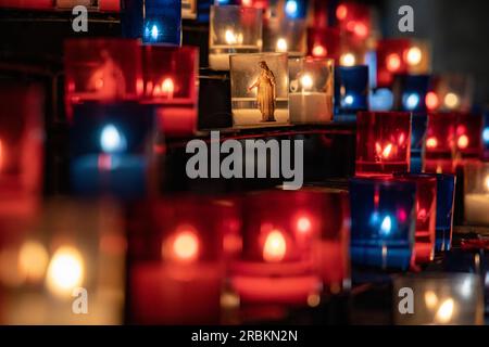 Candele nella Basilica di Notre-Dame de Fourviere, Lione, Lione, Alvernia-Rodano-Alpi, Francia, Europa Foto Stock