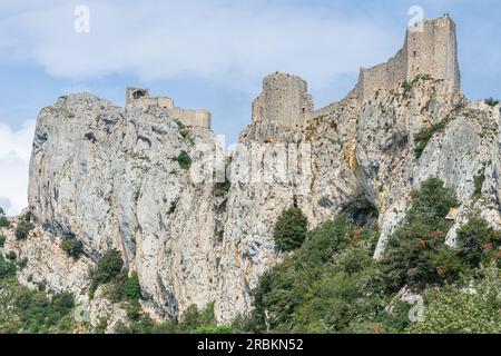 Peyrepertuse (Languedocien: Castèl de Pèirapertusa) è una fortezza in rovina e uno dei cosiddetti castelli catari situati in alto nei Pirenei francesi. Foto Stock