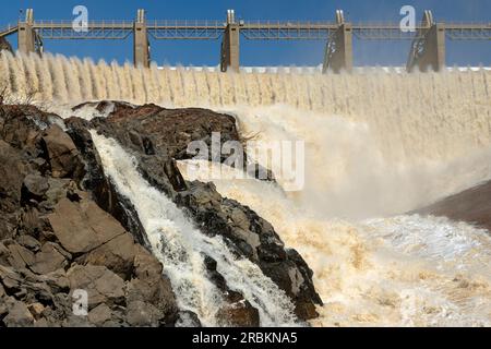 Horseshoe Dam, dopo forti piogge, viene aperta la diga di Horseshoe Reservoir e l'acqua viene rilasciata nel fiume Verde, USA, Arizona, Scottsdale Foto Stock