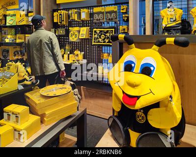 Articoli di fan in un fan shop BVB di Borussia Dortmund, Germania, Renania settentrionale-Vestfalia, Ruhr area, Dortmund Foto Stock