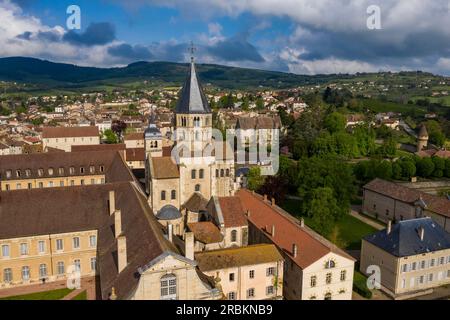 Veduta aerea dell'abbazia benedettina di Cluny e della città, Cluny, Saône-et-Loire, Bourgogne-Franche-Comté, Francia, Europa Foto Stock