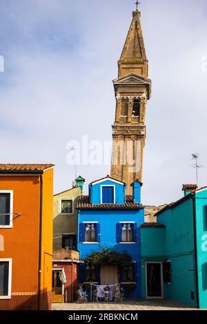 Torre pendente della Chiesa Episcopale di San Martino e case colorate, Burano, Venezia, Italia, Europa Foto Stock