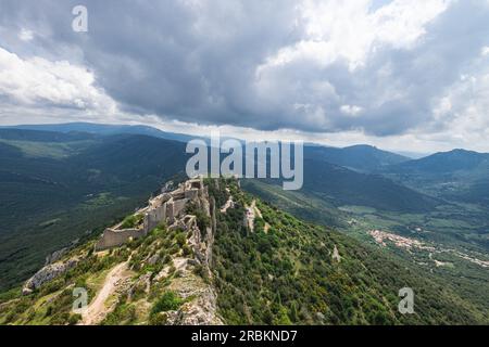 Peyrepertuse (Languedocien: Castèl de Pèirapertusa) è una fortezza in rovina e uno dei cosiddetti castelli catari situati in alto nei Pirenei francesi. Foto Stock