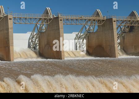 Horseshoe Dam, dopo forti piogge, viene aperta la diga di Horseshoe Reservoir e l'acqua viene rilasciata nel fiume Verde, USA, Arizona, Scottsdale Foto Stock