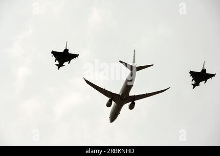 RAF Voyageur riforniva aerei con caccia Typhoon Foto Stock