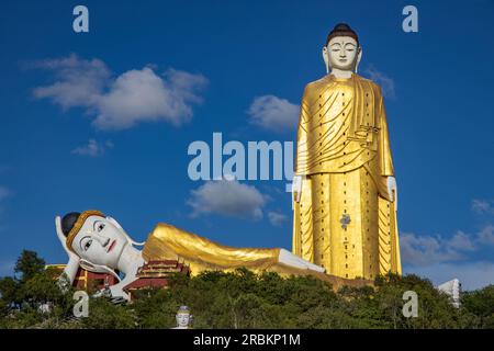 Buddha sdraiato e statua di Laykyun Sekkya presso il monastero di Maha Bodhi Tahtaung, la città di Monywa, la regione di Sagaing, Myanmar, Asia Foto Stock