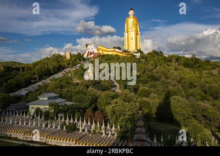 Buddha sdraiato e statua di Laykyun Sekkya presso il monastero di Maha Bodhi Tahtaung, la città di Monywa, la regione di Sagaing, Myanmar, Asia Foto Stock