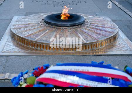 Parigi, Francia - 25 giugno 2023: Veduta della fiamma eterna presso la tomba del soldato sconosciuto all'Arco di Trionfo a Parigi in Francia Foto Stock