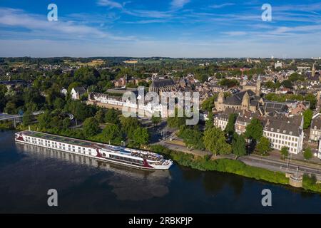 Vista aerea della nave da crociera sul fiume Excellence Countess (agenzia di viaggi Mittelthurgau) sulla Mosa, Maastricht, Limburgo, Paesi Bassi, Europa Foto Stock