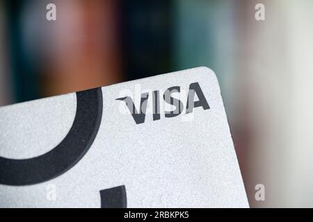 OSTRAVA, REPUBBLICA CECA - 29 OTTOBRE 2016: Carta di credito Ceska Sporitelna VISA in nuovo stile grigio Foto Stock