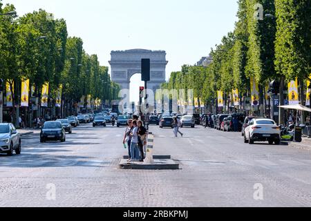 Parigi, Francia - 25 giugno 2023: Vista panoramica dell'Arco di Trionfo, dell'Arco di Trionfo della stella e del famoso Avenue Champs Elysee a Parigi fra Foto Stock