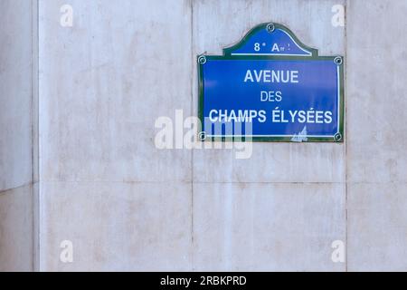 Vista del cartello stradale del famoso Avenue Champs Elysee a Parigi in Francia Foto Stock