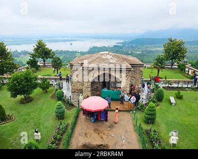 Srinagar, India. 8 luglio 2023. 8 luglio 2023 a Srinagar, India: Vista generale del giardino di pari Mahal, la capitale estiva del Kashmir amministrato dagli indiani. Kashmir lo stato a maggioranza musulmana, conosciuto come il "paradiso sulla Terra". L'8 luglio 2023 a Srinagar, in India. (Foto di Umer Qadir /Eyepix Group/Sipa USA) credito: SIPA USA/Alamy Live News Foto Stock