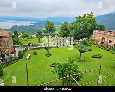 Srinagar, India. 8 luglio 2023. 8 luglio 2023 a Srinagar, India: Vista generale del giardino di pari Mahal, la capitale estiva del Kashmir amministrato dagli indiani. Kashmir lo stato a maggioranza musulmana, conosciuto come il "paradiso sulla Terra". L'8 luglio 2023 a Srinagar, in India. (Foto di Umer Qadir /Eyepix Group/Sipa USA) credito: SIPA USA/Alamy Live News Foto Stock