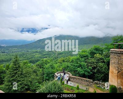 Srinagar, India. 8 luglio 2023. 8 luglio 2023 a Srinagar, India: Vista generale del giardino di pari Mahal, la capitale estiva del Kashmir amministrato dagli indiani. Kashmir lo stato a maggioranza musulmana, conosciuto come il "paradiso sulla Terra". L'8 luglio 2023 a Srinagar, in India. (Foto di Umer Qadir /Eyepix Group/Sipa USA) credito: SIPA USA/Alamy Live News Foto Stock