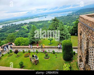 Srinagar, India. 8 luglio 2023. 8 luglio 2023 a Srinagar, India: Vista generale del giardino di pari Mahal, la capitale estiva del Kashmir amministrato dagli indiani. Kashmir lo stato a maggioranza musulmana, conosciuto come il "paradiso sulla Terra". L'8 luglio 2023 a Srinagar, in India. (Foto di Umer Qadir /Eyepix Group/Sipa USA) credito: SIPA USA/Alamy Live News Foto Stock